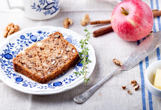 Gâteau aux pommes, noix et cannelle