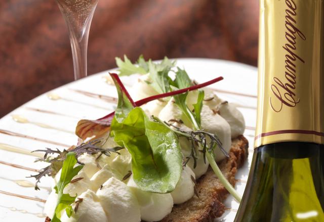 Chantilly de brie à la graine de cavri et pain grillé au miel avec un champagne de vigneron blanc de noirs