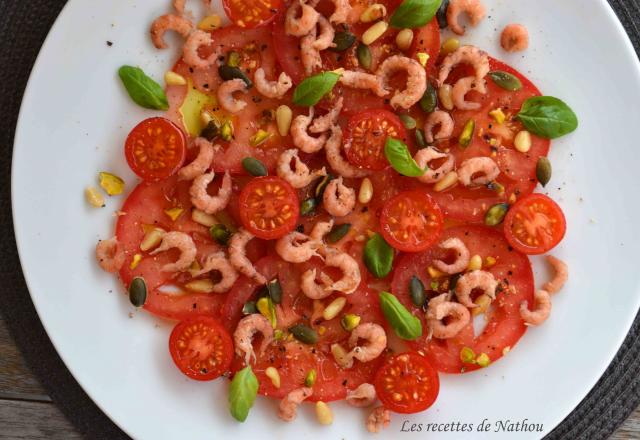 Carpaccio de tomates aux crevettes grises, pignons, pistaches et graines de courge