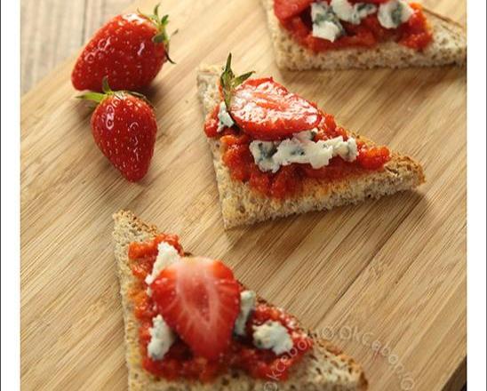 Toasts poivron confit, fraise et Roquefort