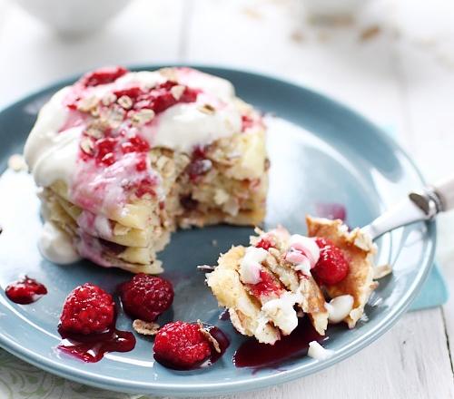 Pancakes au Muesli Bio de Jordans, coulis ricotta & miel et framboises écrasées