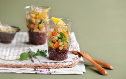 Verrine de quinoa, petite salade de surimi, mangue et graines germées