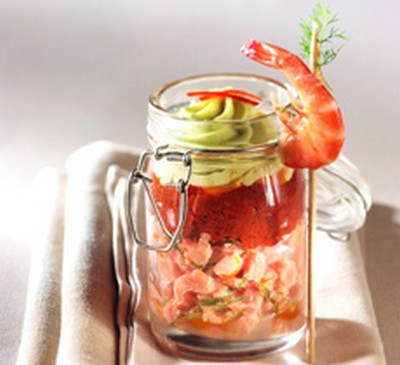 Bocal de tartare de saumon à la tomate confite et purée d'avocat pimenté