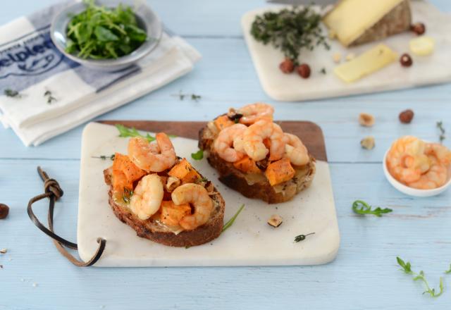 Tartine gratinée à la patate douce, tomme, roquette et crevettes