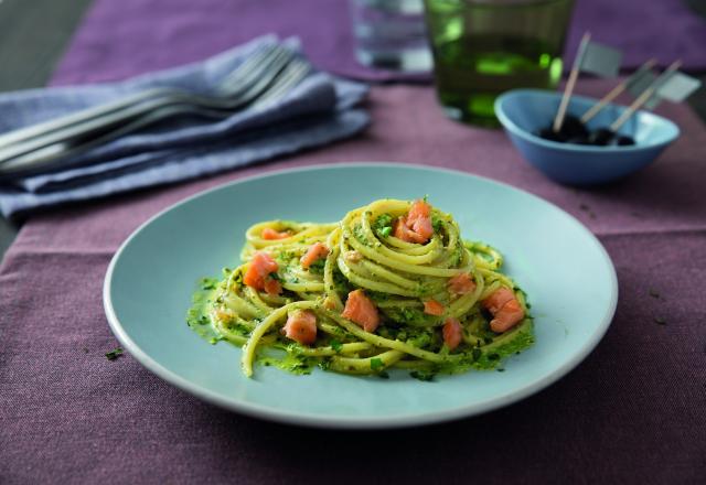 Spaghetti au pesto genovese et au saumon