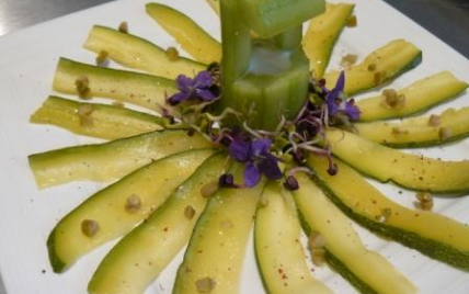 Carpaccio de courgettes et puits de tzatziki