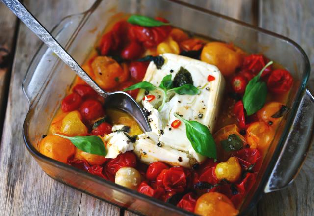 Connaissez-vous la Feta Psiti, cette délicieuse feta rôtie au four avec ses légumes confits ?