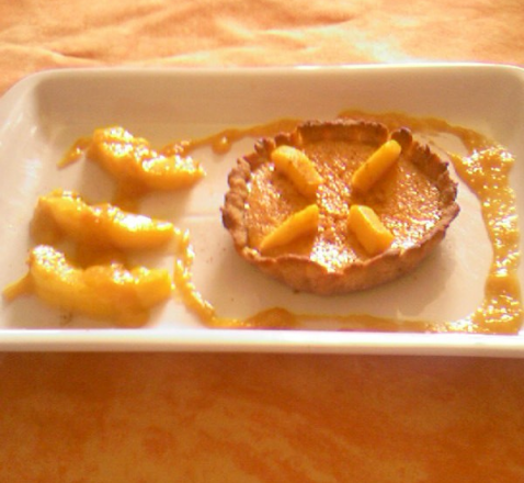 Tartelettes citrouille-pêche et son coulis épicé