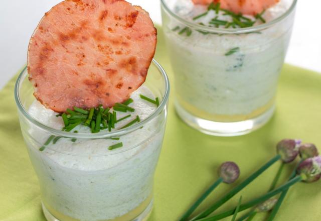 Verrine de mousse de concombre au Chavroux et chips de bacon