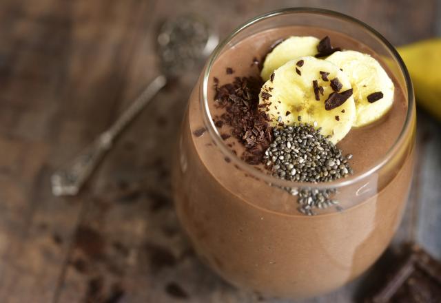 Smoothie au chocolat, banane et graines de chia