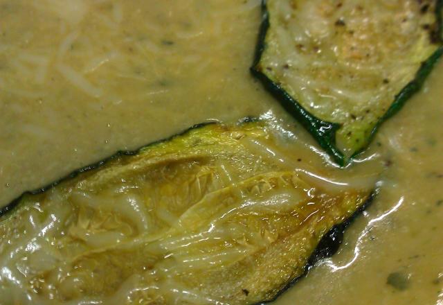 Velouté gratiné de courgettes rôties, chips de courgettes à l'ail