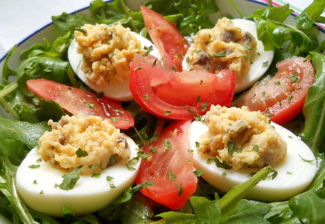 Œufs mimosa aux anchois sur leur nid de roquette