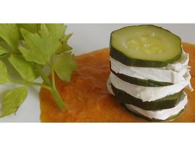 Mille-feuille de courgette au chèvre et coulis de poivron rouge