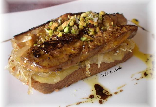 Foie gras poêlé sur lit de pommes et choucroute à la cannelle