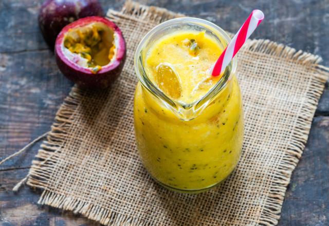 Parfait pour se rafraîchir : testez ce délicieux smoothie ananas, orange, passion signé Julie Andrieu !