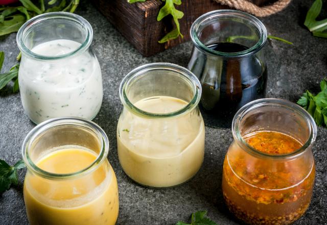 Les sauces industrielles sont “souvent bourrées de sucre et d'additifs” : voici donc 5 recettes express de vinaigrettes idéales pour la santé !