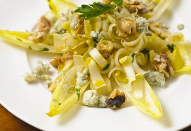 Salade sucrée-salée au roquefort et sa vinaigrette au miel