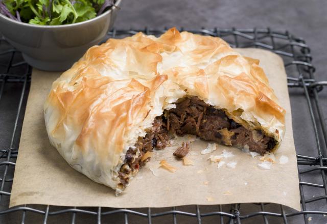 Pastilla de joues de bœuf et salade d'herbes