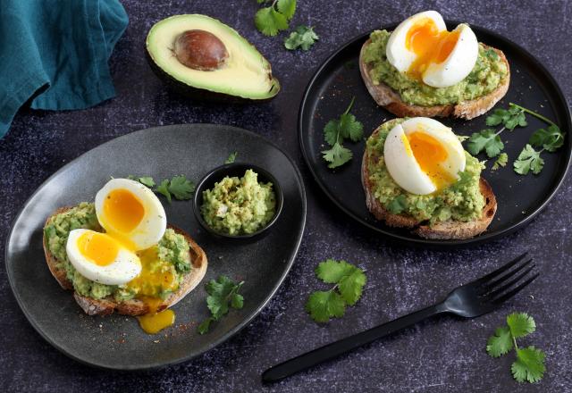 Tartines au guacamole et œuf mollet