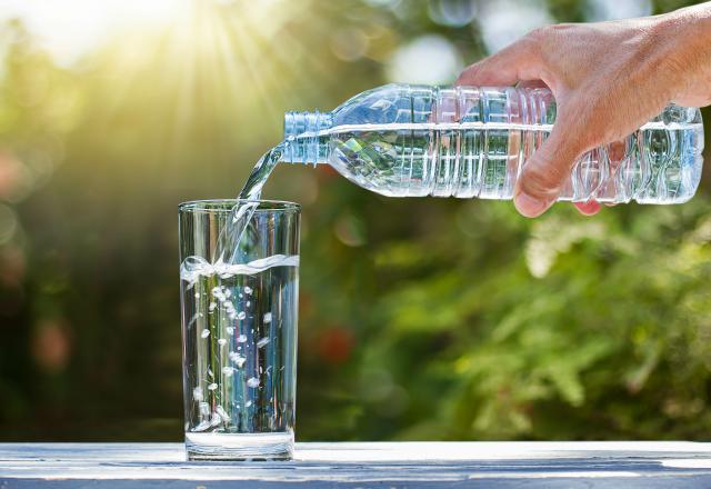 L’eau en bouteille périme-t-elle ?