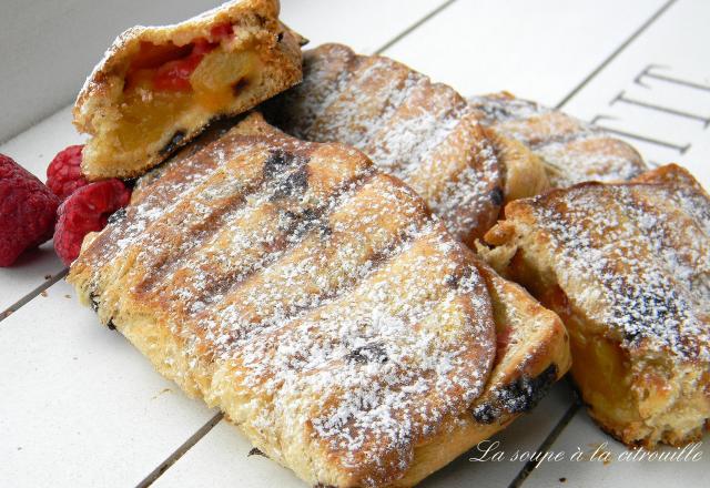 Chaussons de brioche pêche-framboise