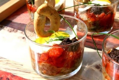 Verrine compotée de tomates, confit d'aubergines blanches et tapenade noir aux œufs de caille