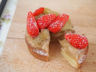 Tartelette à la rhubarbe, rhubarbe confite et fraises sur sablé breton