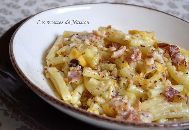 Macaronis au lard, Reblochon et noisettes grillées