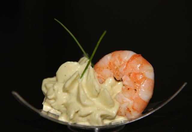 Espuma d'avocat aux crevettes épicées