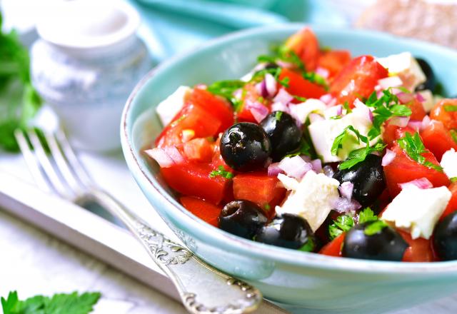 Julie Andrieu vous fait voyager avec sa recette de salade grecque parfaite pour les jours ensoleillés !