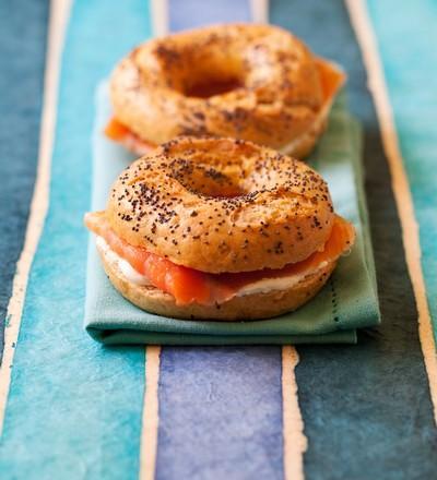 Bagels aux graines de pavot et saumon fumé