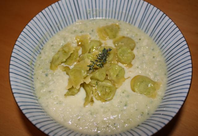 Soupe légère de courgettes, ravioles dorées et copeaux de parmesan