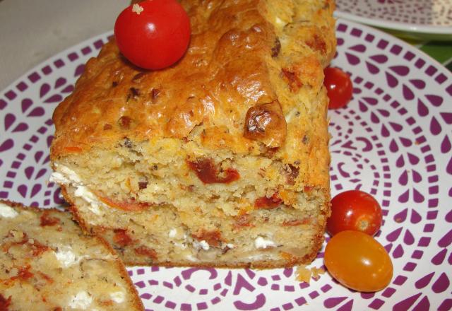 Cake tomate séchées, feta, noisettes