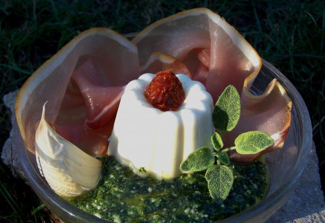 Panna cotta à l'ail blanc de Lomagne, jambon cru fumé, pesto de persil et sauge