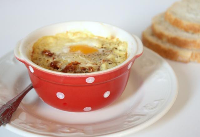 Œuf cocotte la crème de moutarde, tomates séchées & parmesan