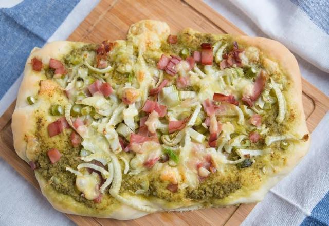 Pizza pesto jambon et oignons