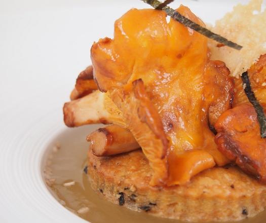 Sablé au nori et parmesan, girolles poêlées  sur un miroir de poulet au sésame