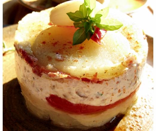 Millefeuille de pommes de terre, tomates confites, crème d'ail et crème de sardine