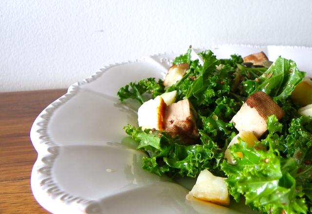 Salade de kale, petits pois, tofu fumé et halloumi