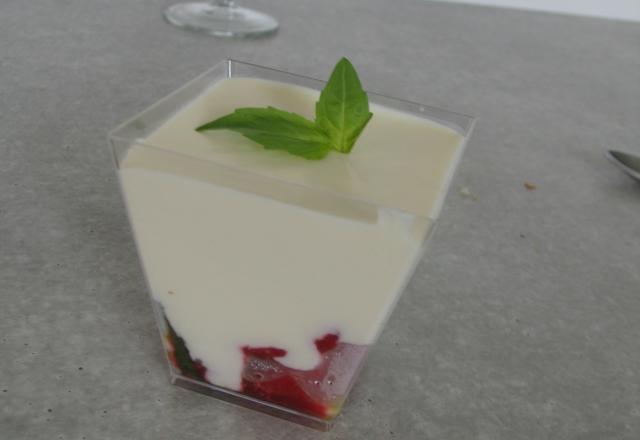 Mousse au chocolat blanc sur poêlée de fraises au basilic