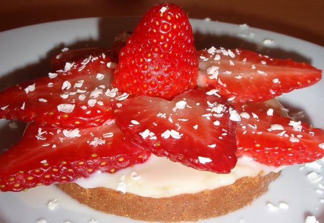 Tartelettes aux fraises, spéculoos & chocolat blanc