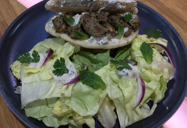 Kebab maison et sauce épicée à la menthe