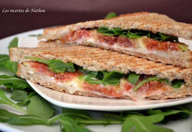 Croques aux figues, fromage de chèvre et roquette