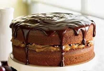 Gâteau étagé aux brisures de chocolat et au caramel, glaçage fondant au chocolat