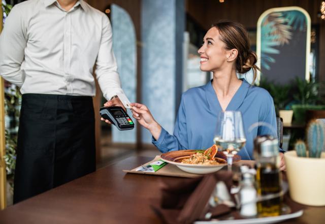 Le pourboire suggéré au restaurant : quelle est cette nouvelle pratique qui fait débat en France ?