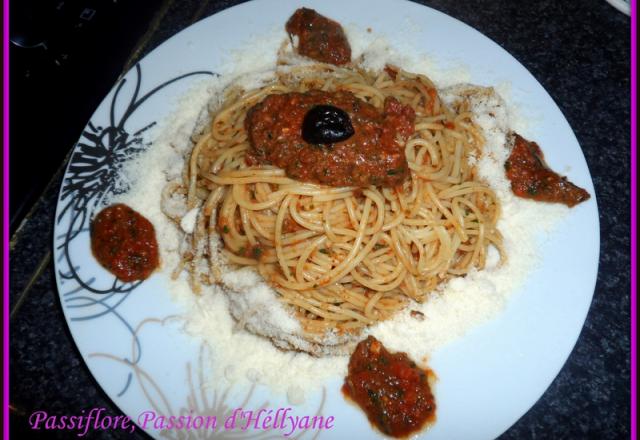 Spaghetti tapenade pesto-tomates maison