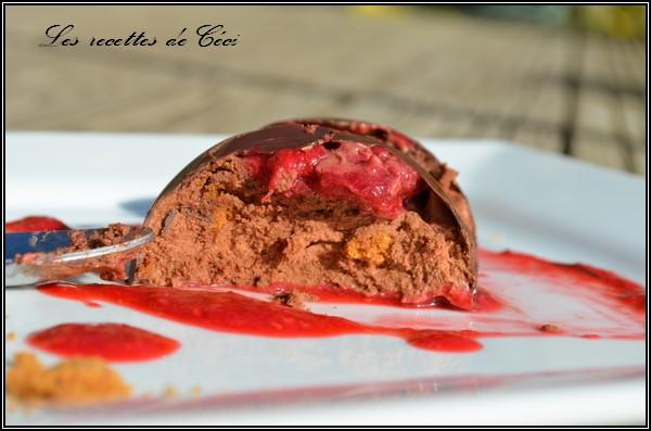 Dômes à la mousse au chocolat truffée de framboises et d'éclats de spéculoos