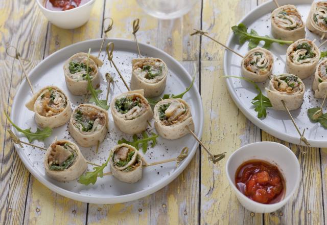 Wraps apéritifs aux oignons caramélisés, crème de roquefort, poire et roquette