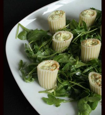 Salade de pâtes aux pistaches et au fromage de chèvre sur fond de roquette