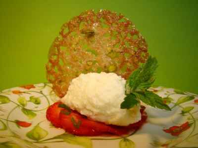 Une mousse de chocolat blanc sur un carpaccio de fraises à la menthe